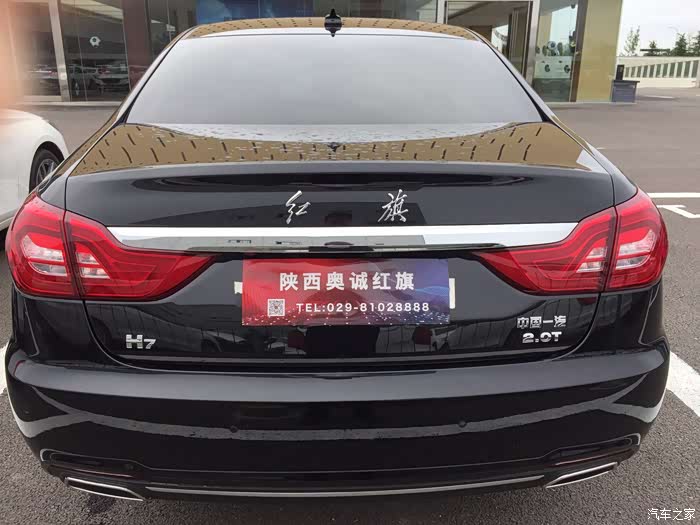 尾灯的造型非常不错,采用祥云形全led远近光灯,臀部线条,弧形尾翼的