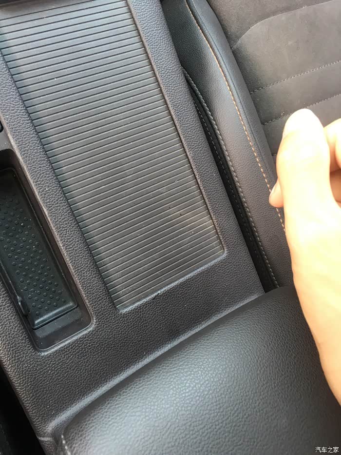 迈腾b8身份证从杯托上面的百叶划盖掉进去了怎么取出来急急