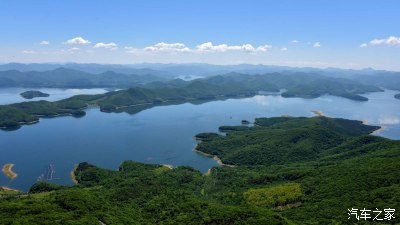 整個五女山被桓龍湖包圍著