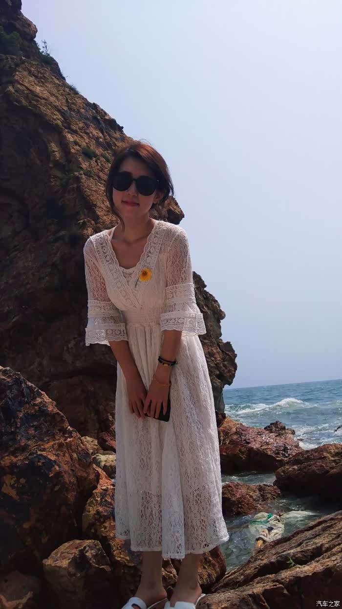 美女当车模与白小姐共约大连星海燕窝岭全网颜值大片