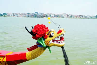 龙舟船头部分龙头戴红花