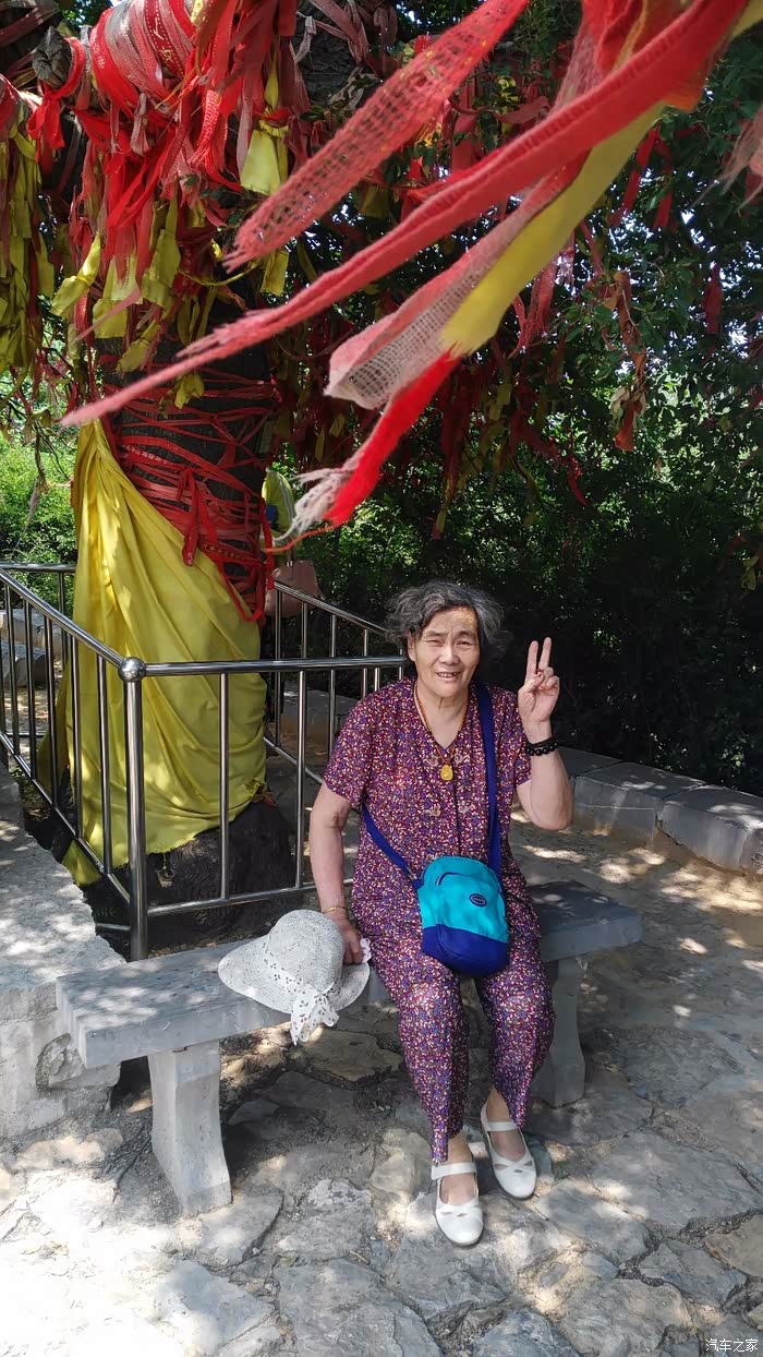 伸出剪刀手---------欧耶