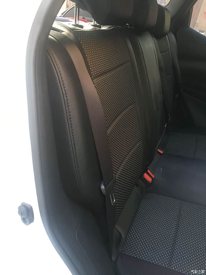 2016新逍客改加后排座椅卡扣