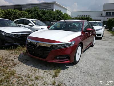 销售员在给我办提车手续我顶烈日出来晃看到停车场这台酒红色挺看