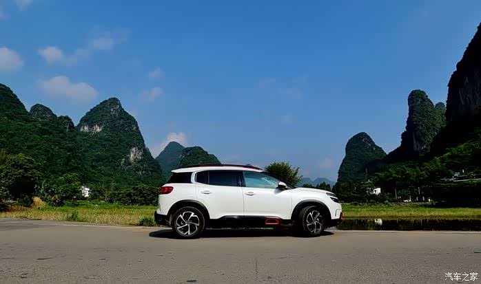 蓝蓝的天,白白的车,喀斯特岩溶山当背景.