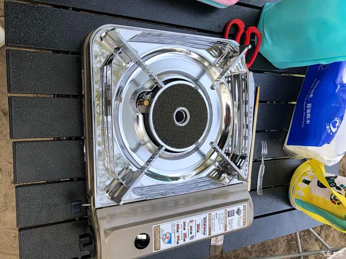 卡式炉,这种炉头防风效果最好.放个烤盘烤牛排,炒点菜都成.