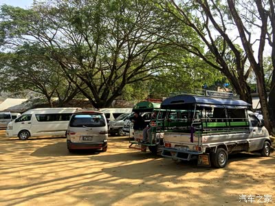 以外光西瀑布kuang si waterfall把车停在停车场收费像10000基普吧