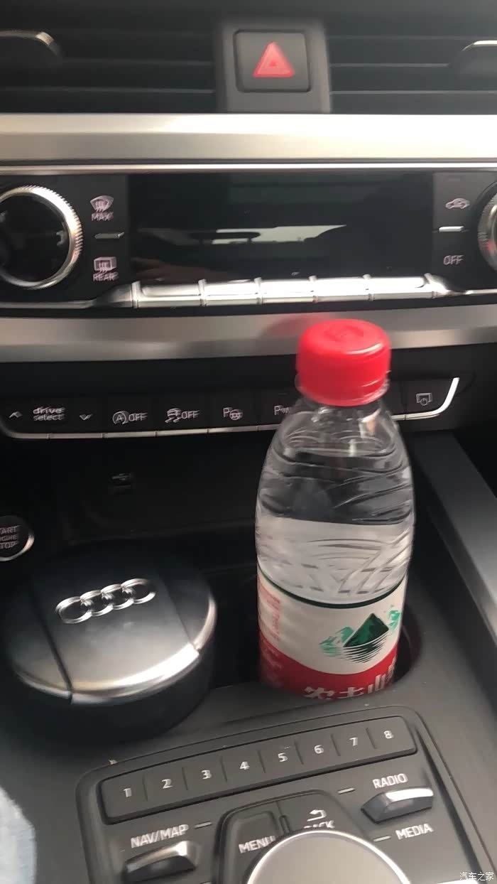 亲们 这个水杯口的奥迪盖子是保温杯嘛 看见很多人的图片都有这个 想