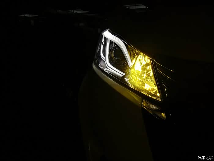 18款皇冠更换led雾灯效果展示.