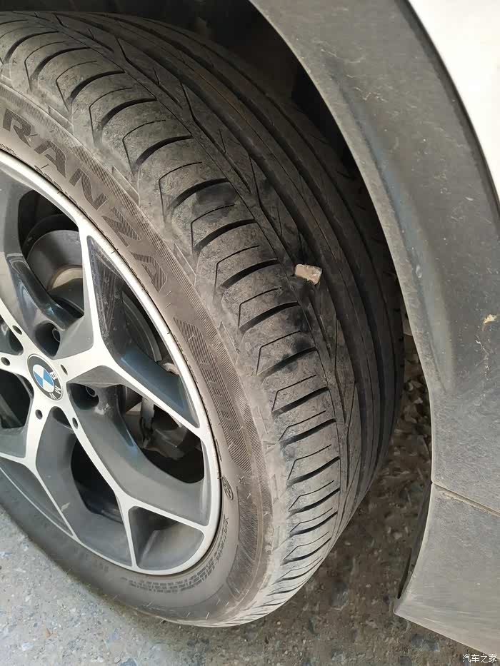 轮胎扎个大洞请问各位大神这个情况是换胎还是有什么好的补胎方法