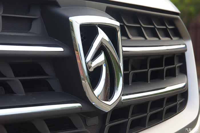 闪闪发亮的宝骏车标.