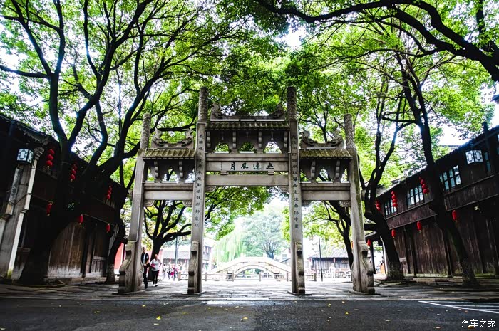 海宁盐官宰相府第风情街入口~ 其实晚的风情街还要好看.