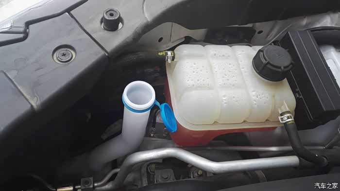 玻璃水壶蓝色的盖子,玻璃水壶容量大概4升左右.