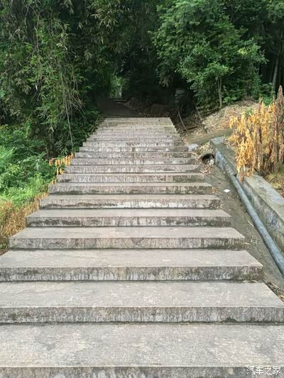 看着着水泥台阶,想象前方的未知.十二点半了,决定上山,开始寻觅之旅.