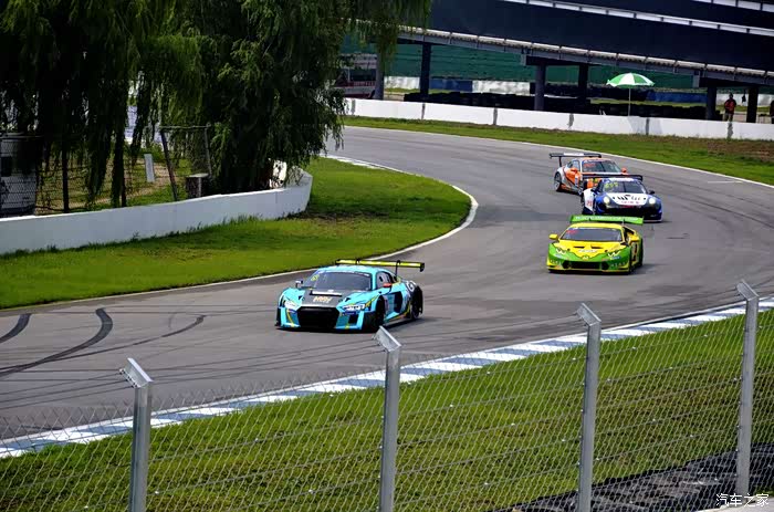 我在赛道周围安全区域照照片