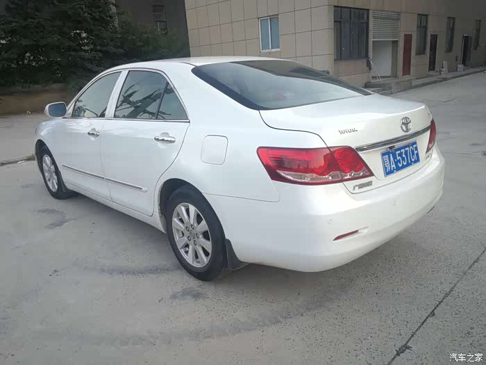 武汉出一台09款顶配白色凯美瑞