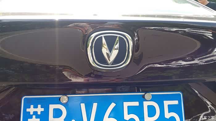 长安v形车标,牌照上方倒车摄像头很错