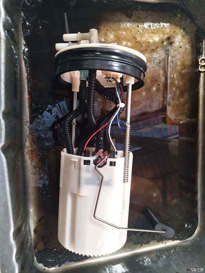 今天刚刚换好的燃油泵!