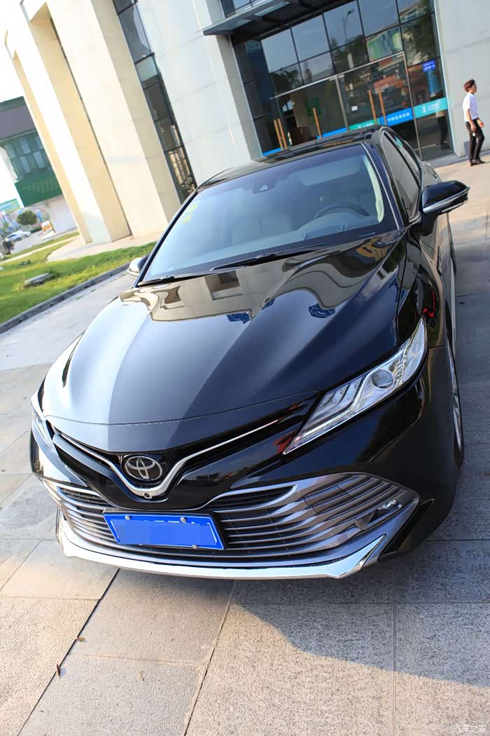 引擎盖很有设计感,这样看起来车头很充实