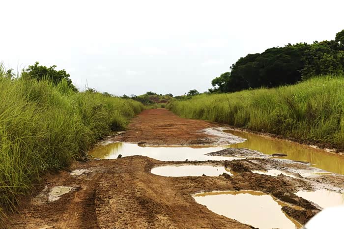 一路稀泥 而且没有一辆车 手机也没有信号