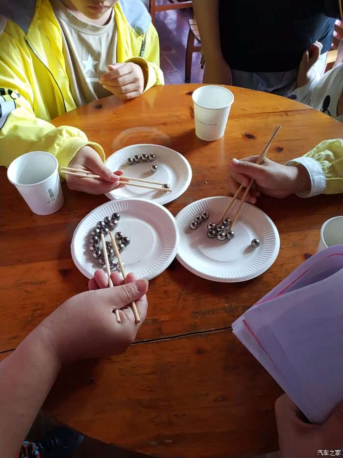 次性筷子夹钢珠比赛现场.竞争有点激烈哟!