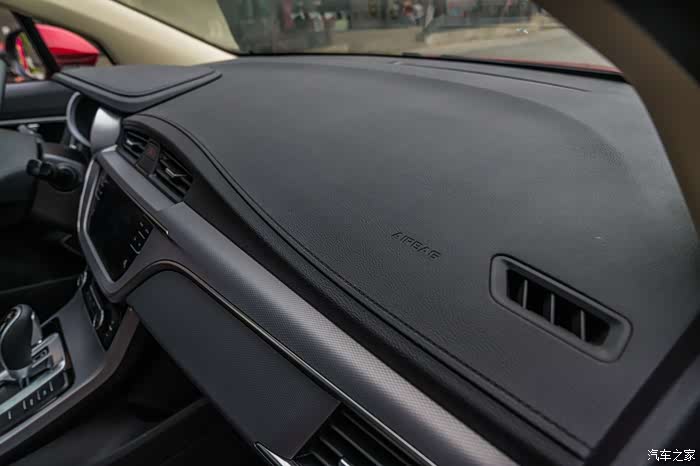 宽搪塑中控台,质感柔软,更方便放置手机等随身小物品.