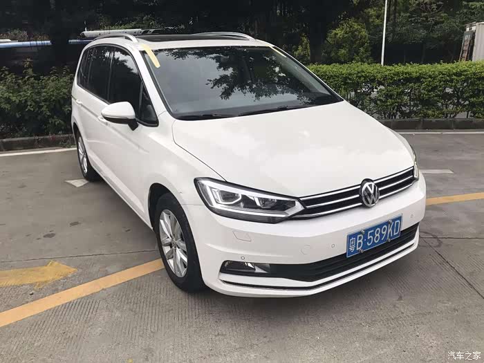 选白色的,感觉白色的途安l会更耐看,而且自己看着是漂亮的.