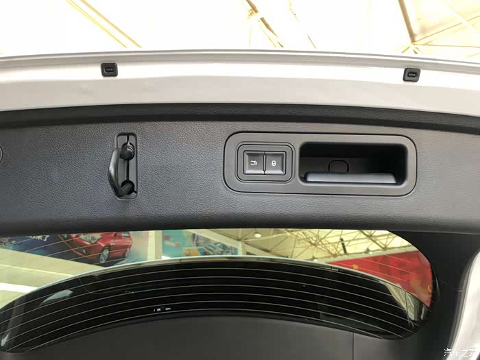 两个电动尾门的控制按键