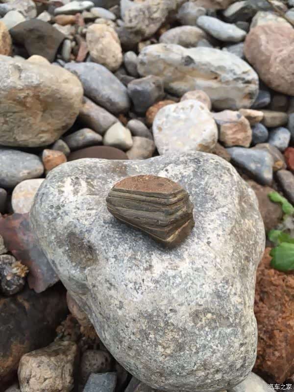 捡拾一块石头,一层一层的纹理显示他经历的沧桑变化,不禁联想到前生