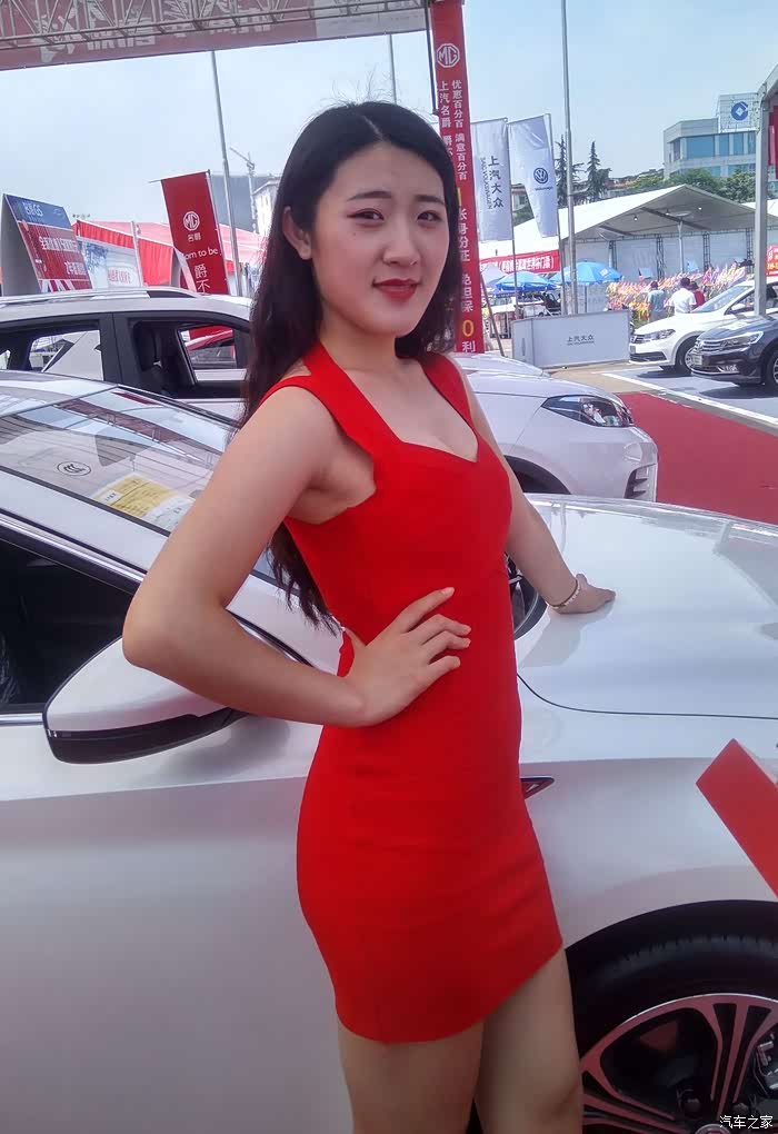 香车美女要就是那一抹红这就是全新名爵6你值得拥有