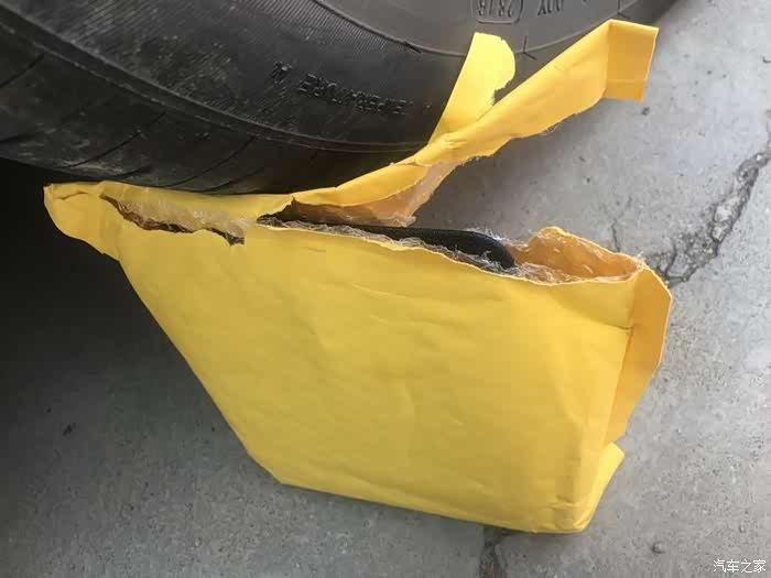 撕开袋子来看看~~~~黑色的!