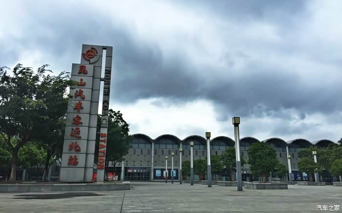 昆山汽车客运北站去接我小姨子. 此时天气乌云密布!