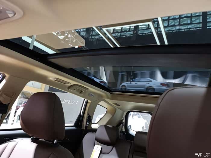 全景天窗很舒服,轩朗虽然便宜,但是配置还是不错的,各种功能也都齐全