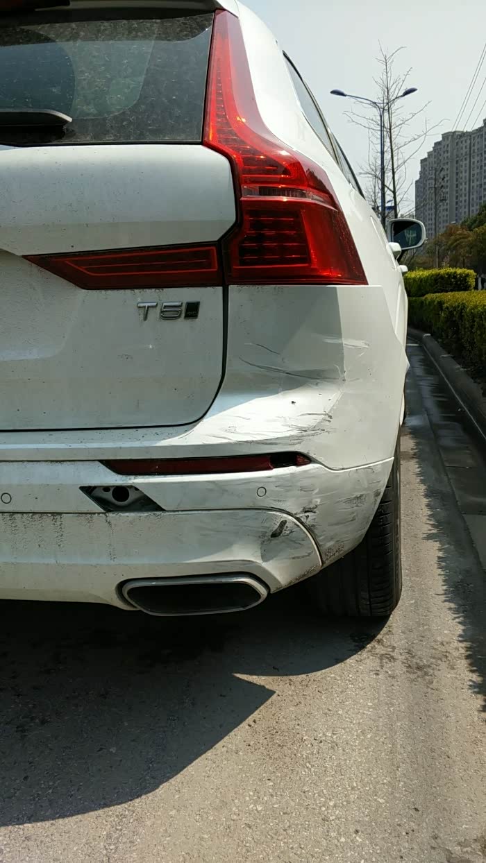 不知道4s店后保险杠多少钱