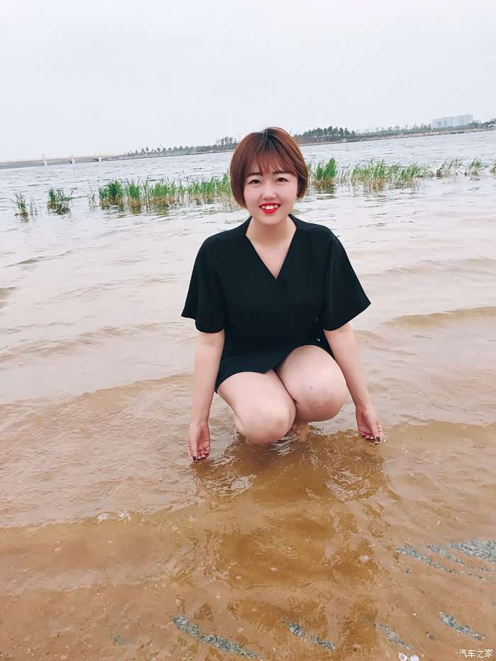 天太热,媳妇没忍住,光脚就水了,据说贼凉快.