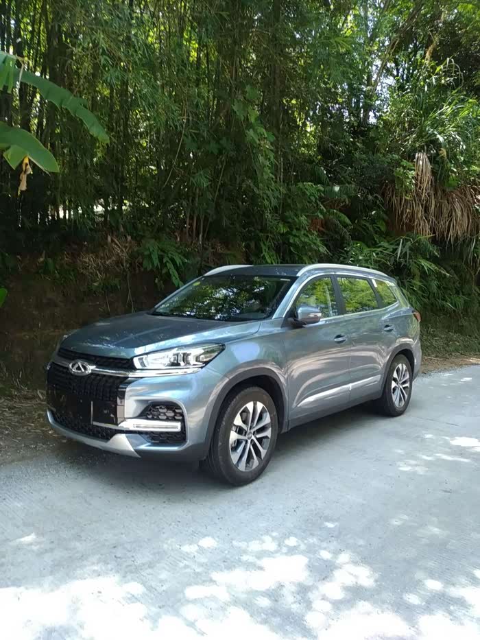 蓝天白云绿水青山间的钛金灰瑞虎8