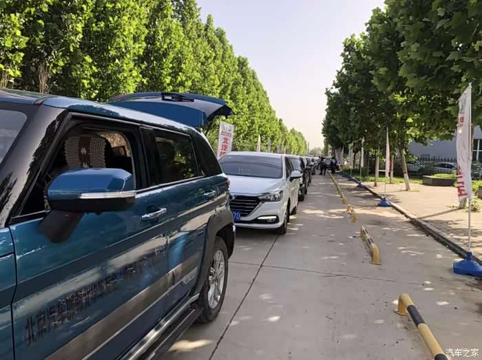 车队浩浩荡荡向邯郸市社会福利院进发.