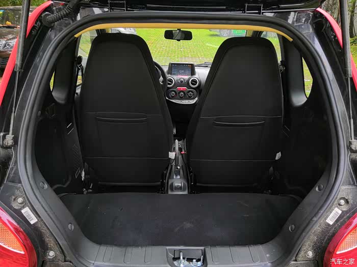 知豆d2后备箱空间,感觉比6e一些,6e的优势就是第二排可以放倒,然后