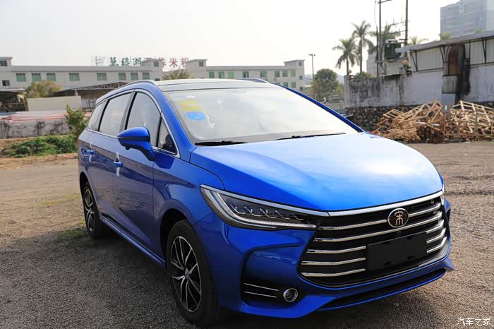 看钻石蓝颜色的宋max新车