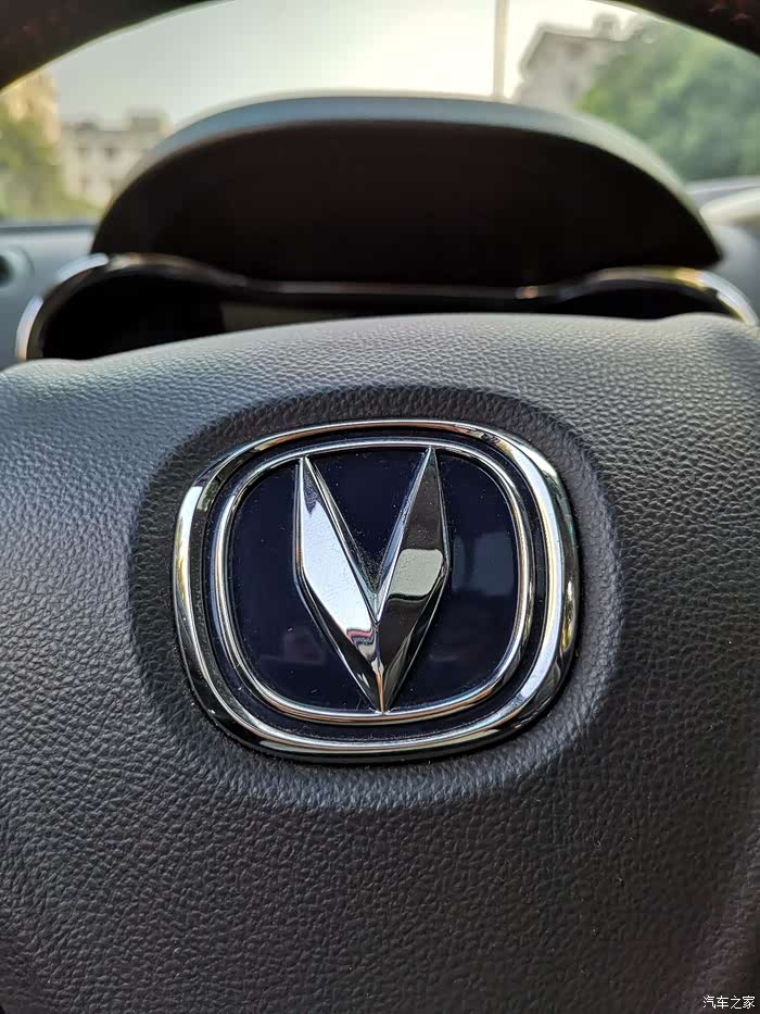 象征胜利手势的v标,新款cs75的车标也回归了v标,可见大家对v标的认知