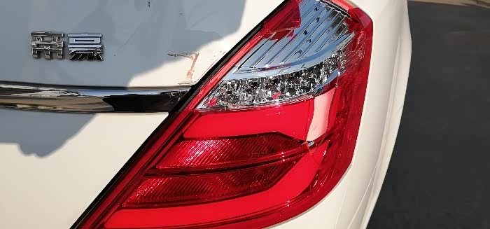 17百万款帝豪后尾灯更换