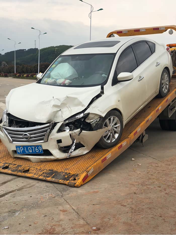 十字路口撞车了