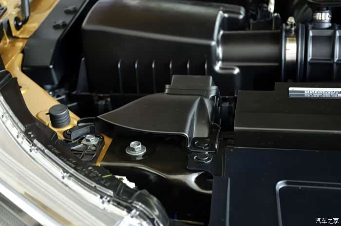 途达进气口非常,对于一辆硬派越野车来说算是一项标配.