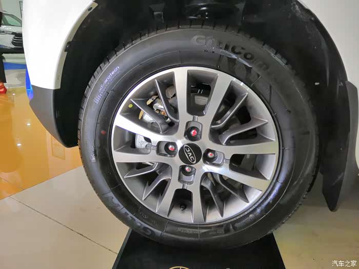 iev6e轮胎是15寸的,佳通的,前后都是盘式刹车,错