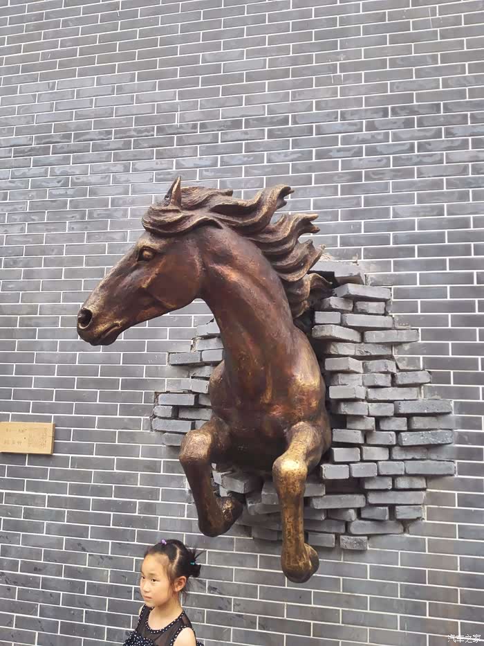 马仙穿墙的雕塑