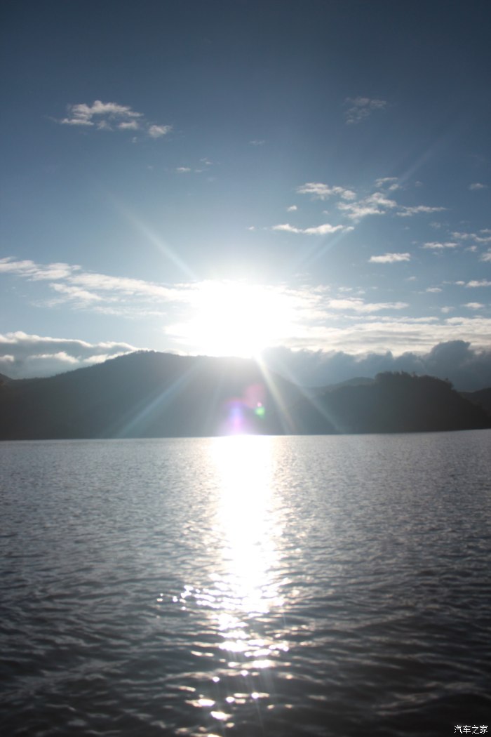 太阳照在桑干河上背景图片