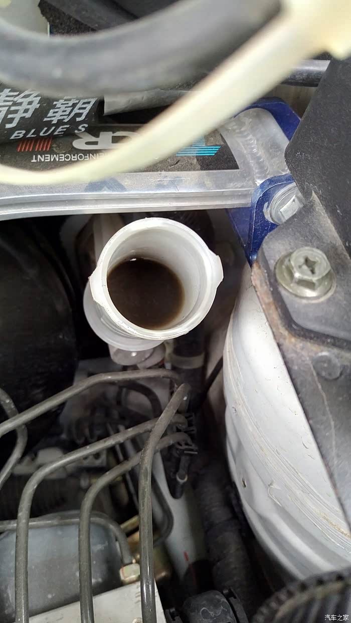 离合器油杯,油的颜色和明显沉淀.