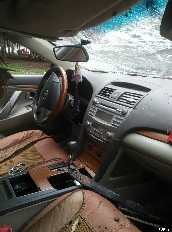 1696 | 回复: 16 凯美瑞论坛 撞成这样安全气囊都还没弹出,还好人没事