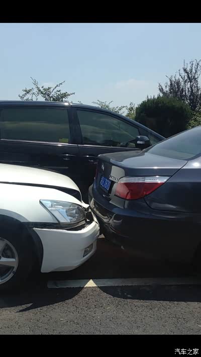 高速公路连续追尾!车祸猛如虎.