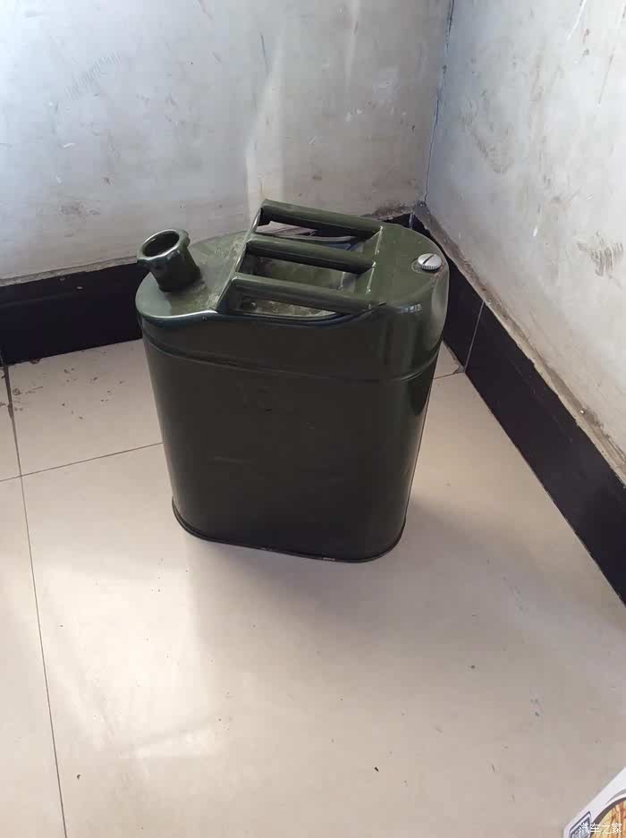 车开回来一看后备箱i 还有一个贴的汽油桶 是送的么.ssss店这么没说.